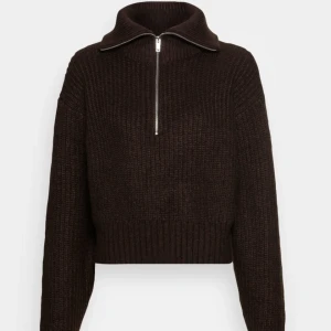 Stickad tröja  - Brun stickad tröja från Gina tricot. Den är lite kortare i modellen. 