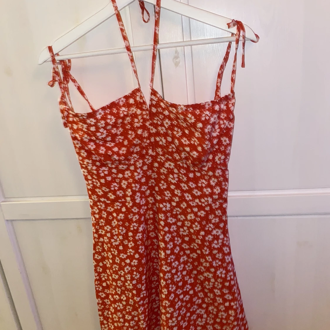 Röd blommig klänning - 90