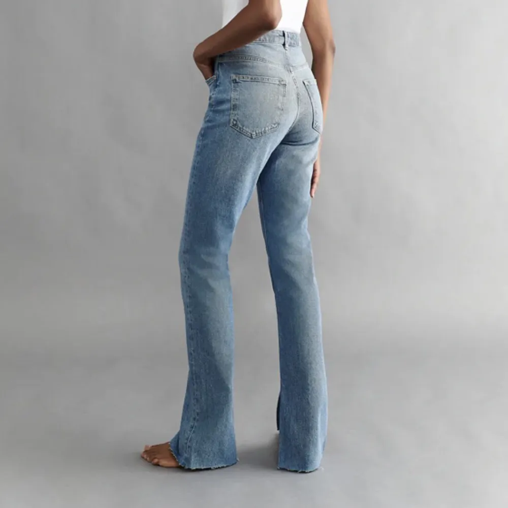 Jeansen är anpassade för de som är 160 cm eller kortare. De är i mycket bra skick och har endast använts två gånger. För fler bilder kan ni kontakta mig. Priset går att diskuteras.. Jeans & Byxor.