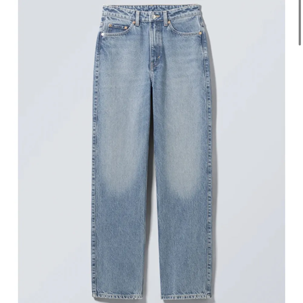 Ett par jättesnygga jeans från weekday i modellen rowe och färgen honest blue. De har endast använts några få gånger och är alltså i mycket bra skick🤍 Frakt 60 kr🥰. Jeans & Byxor.