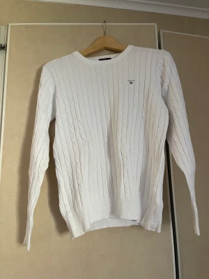 Stickad tröja GANT - Stickad tröja i märket GANT. Använd ett antal gånger 💕Storlek L.