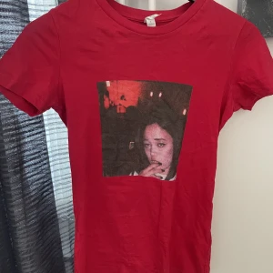 T-shirt  - En t-Shirt på tjejen från XXXtentactions låt, sitter tight.