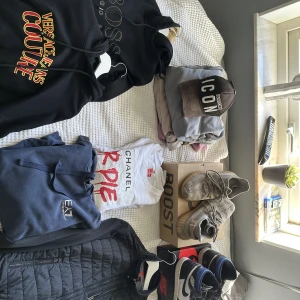 Märkeskläder samt skor säljs mer information skriv privat  - Säljer lite kläder samt skor  Stone hoodie Grön : S flaws Stone tröja Lila : S 9/10 Stone hoodie Grå: 170 flaws Stone hoodie Beige: 170 9/10 Versace couture: Helt ny aldrig använd  Chanel tröja: 6/10 Chanel rutan är sliten. Liten flaw baksidan Pjs cardiga