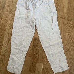 Linne byxorn  - Linnebyxor, hm dock ett litet hål hehe 