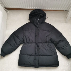 Puffer jacka från NA-KD  - Puffer jacka från nakd sparsamt använd det det typ ej varit vinter här 😂  Dragsko i midjan samt på luvan som är avtagbar är oversized i storleken.