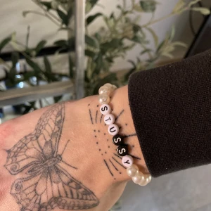 Stussy pärlarmband - Tja! Säljer dessa armband, 90:- och görs vid beställning! Elastisk tråd så passar alla 🌟 Skickas med brev går även att få spårbart om man vill 🤝