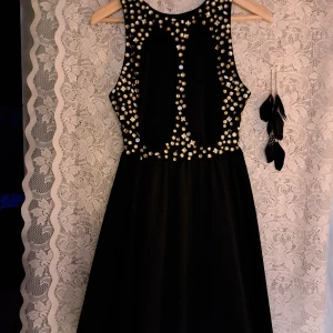 Klänning o örhängen 🌹 - Hej alla fina 🌹 Här har jag en jättefin klänning med en massa Bling,Svart, i fallande tyg 🌹 Fjäder-örhängen ingår i priset 🌹 Storlek: M🌹 Snygg till festen kanske ☺️ Pris: 55 kr plus frakt 65 kr(tyvärr) Kontakta mig innan köp 🌹 Anki 