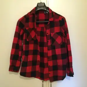 Skjorta i nyskick röd och svart
