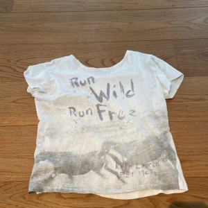 T-shirt - Ålder: 8-10 I fint skick och inte så mycket använd.