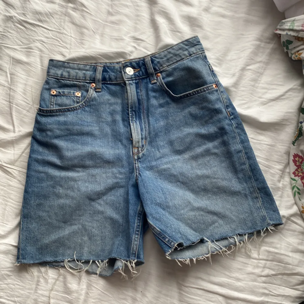 Ljusblå jeansshorts från hm divided :-)   Ungefär oanvända  . Shorts.