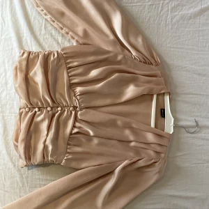 Blus - Jättesöt sidenliknande blus med ballong ärmar och riktiga knappar som är jättesnyggt till våren(str36 från ginatricot) ❤️köpare står för frakt❤️