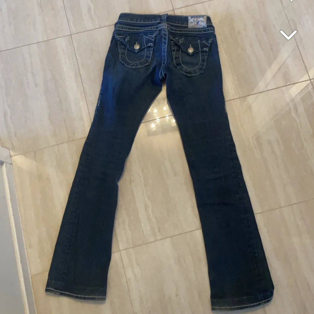 Lågmidjade bootcut jeans från true religion, storlek 26 bra skick kom privat för fler bilder eller frågor, säljer då de är för stora för mig midjemått ca 36 rakt över och innerbenslängden är ca 77. Jeans & Byxor.