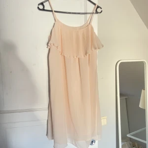 Sommarklänning  - En supersöt klänning i laxrosa💘🌸 står varken märke eller storlek men skulle säga att den passa någon som vanligtvis har xs/s🌟