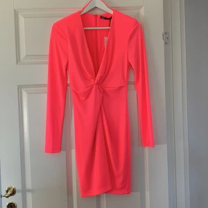 Zara Klänning  - Neonrosa klänning storlek M men är mer som en S då det är TRF kollektionen zara. Aldrig använd. Tagen är fortf kvar 
