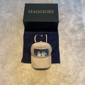 MAGGIORE Keps - Säljer min maggiore-keps, limited edition. Keps som är i bra skick. Har knappt använt kepsen. Allt OG ingår (box, dust bag och kepsen). Köparen står för frakten  