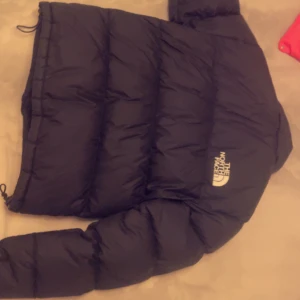 The north face jacka - Storlek S  Som ny , använd max 4-5 gånger. Köpt på asos hemsida.