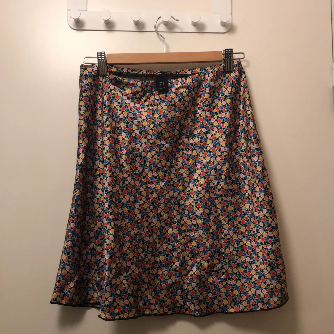 Blank, kort, blommig satinkjol  - 90