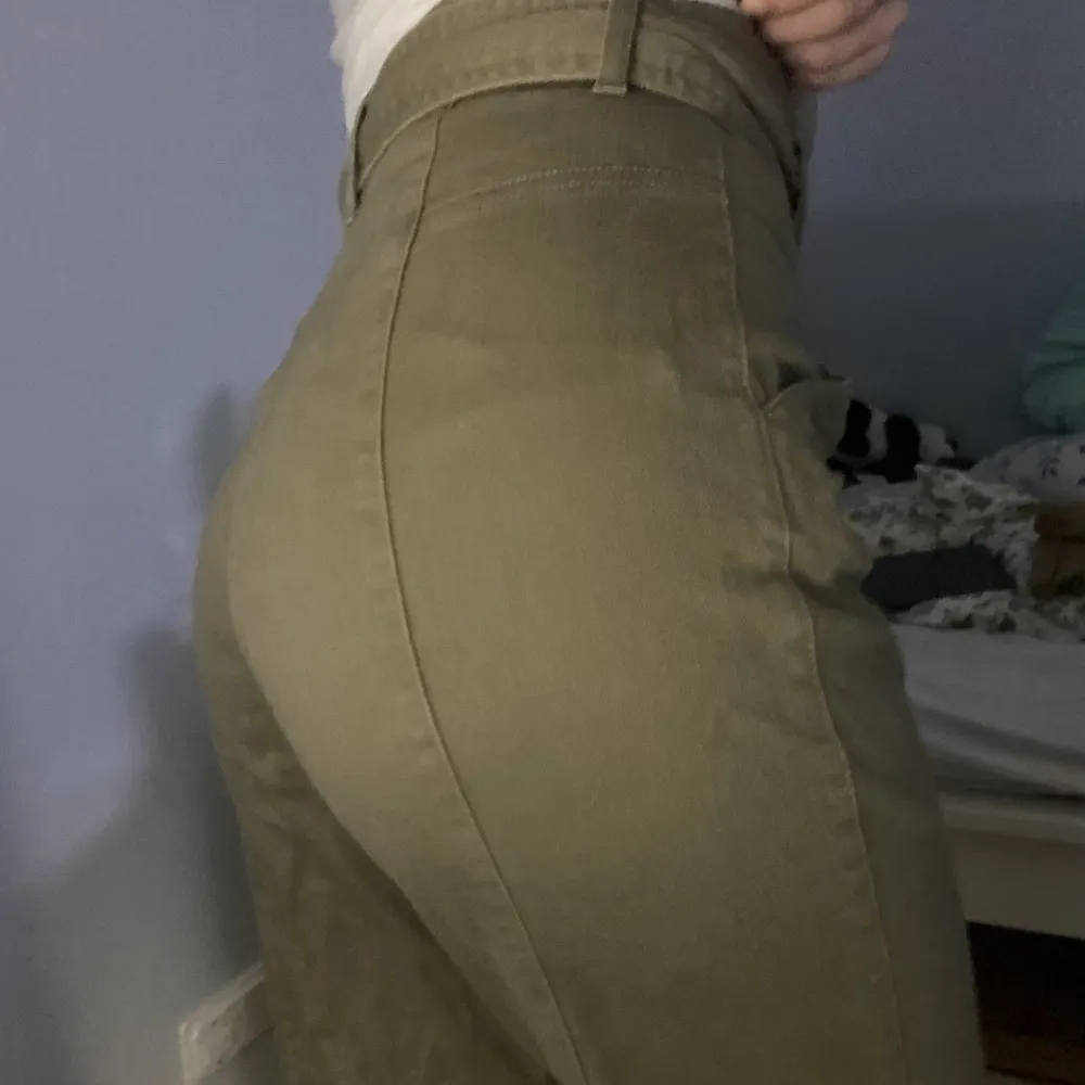 Jättefina högmodjade gröna byxor med ett bälte i mörkgrön färg. Säljer eftersom de har blivit lite för små och korta på mig som är 165 cm. Bra skick, hann aldrig användas. Skriv vid intresse❤️❤️. Jeans & Byxor.