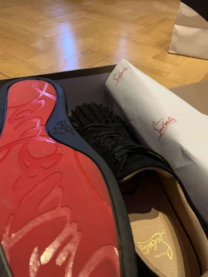 Christian Louboutin  - Säljer mina nya loubs som bara är andvända 1 gång.inga defekter eller liknande.Skriv för mer bilder eller info. Självklart äkta och Äktehetsbevis finns.