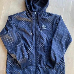 Vårjacka från Adidas stl 34! Lite Oversize  - Fin vårjacka i nyskick! Stl 34 - lite oversize så skulle passa en 36 också!   Pris 250:- + porto