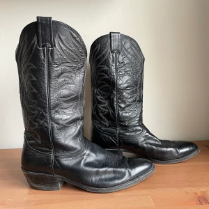 Cowboy boots - Säljer mina fina cowboyboots då de tyvärr inte kommer till användning! I använt skick men fortfarande väldigt fina. Fungerar även till storlek 41-42 med tjocka strumpor!  (Har även lagt upp dem på Facebook marketplace)