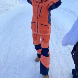 Skidställ från peak performance💗 - Jag säljer nu mitt så snygga skidställ från Peak Performance, str S.💗💗 Båda delarna är i mycket bra skick, byxorna  är endast använda 1 vecka och jackan 2 veckor. Jag säljer eftersom jag vet att jag inte kommer åka skidor på några år. Köpta för 13000☺️