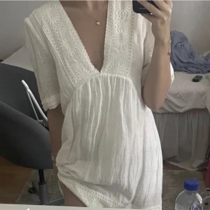Vit Zara klänning  - Super fin vit klänning från Zara med lappar kvar. Köpte den till studenten men har hittat en annan klänning som är mer min styl. Kontakta vid frågor eller önskan av fler bilder 🥰❤️🫶🏼 OBS: lånade bilder.