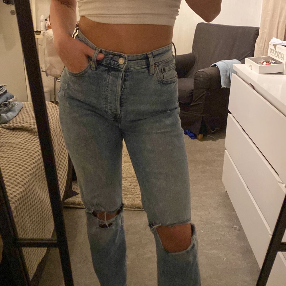 Jättefina slitna jeans men slits på insida. Förkorta för mig som är 170 cm. Jeans & Byxor.