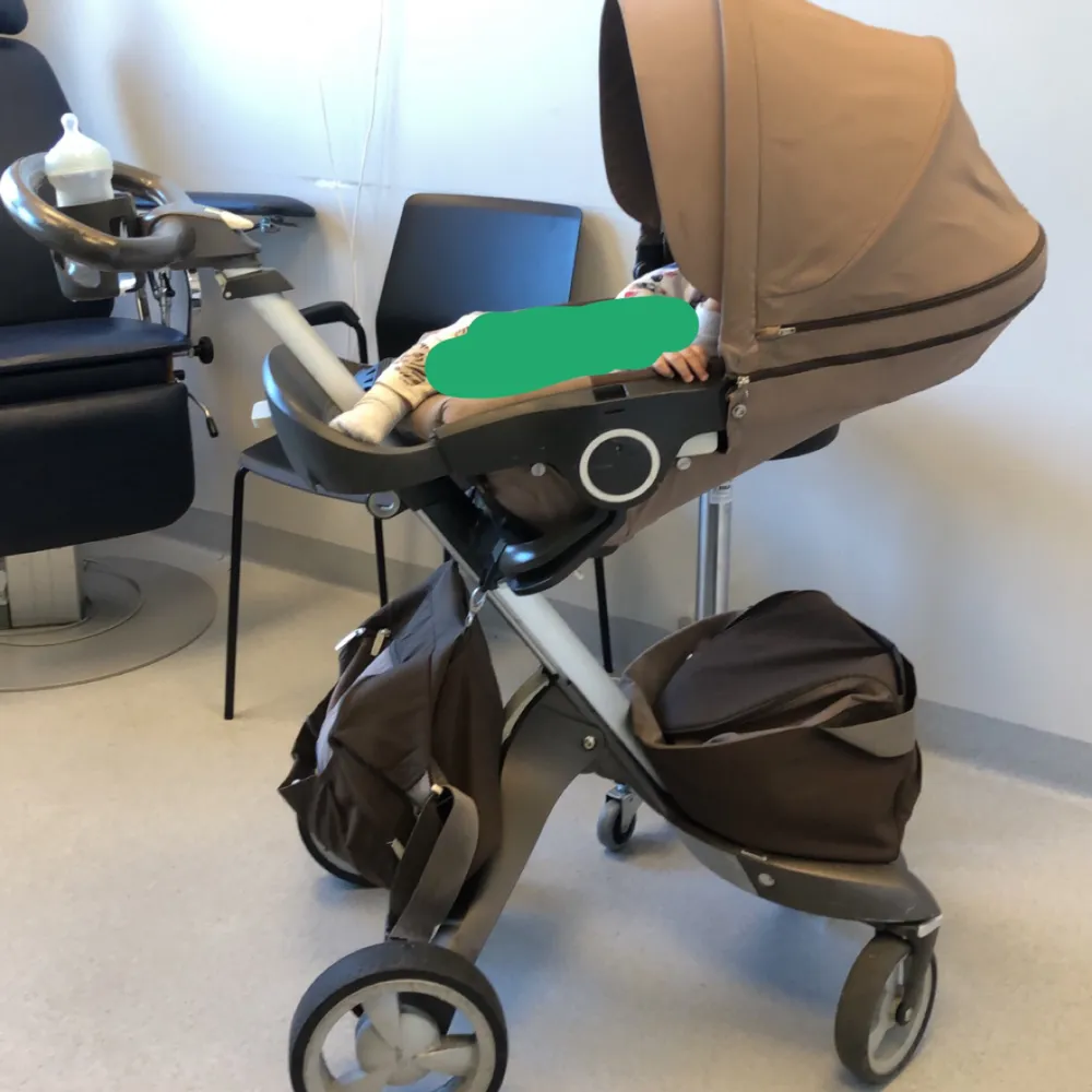 Säljer en stokke barnvagn i använt men bra skick!  Innehåller : Liggdel Sittdel  Mugghållare  Skötväska  Stor korg under vagnen Smidig att köra och enkel att fälla ihop! . Övrigt.
