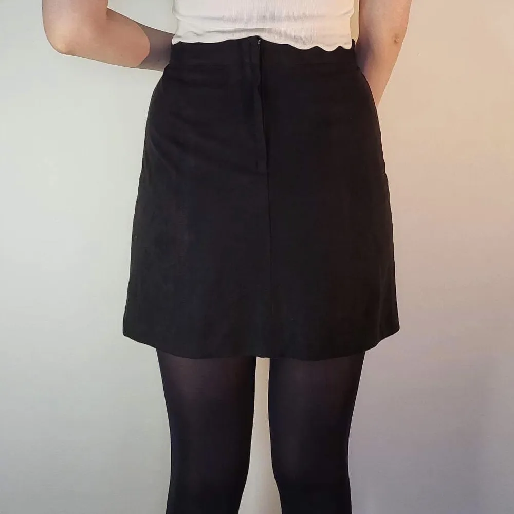 svart kjol i storlek 36 från H&M i mockaaktigt tyg. har man mindre midja som jag så kommer den vara större i midjan och då kan man inte ha lika high waist. möter ej upp, postar enbart 🌸. Kjolar.