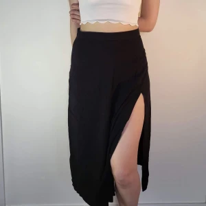svart kjol med slit från Nakd - fin svart kjol med slits på sidan från Nakd i storlek 36. möter ej upp, postar enbart 🌸