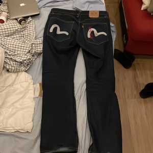 Evisu jeans - Säljer dessa tvärfeta evisu jeans eftersom de tyvär har blivit för små. Dom är storlek 34x34.