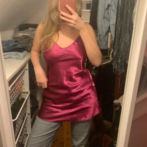 Nattlinne - Säljer detta fina nattlinne i sidenliknande material som också funkar som en fin topp💘