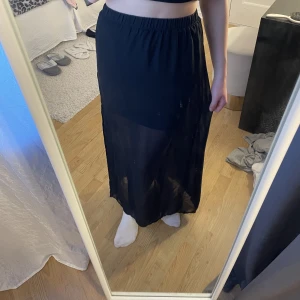 Kjol från hm i storlek xs - Använt endast 2 gånger❤️Jag är 170 cm lång!!