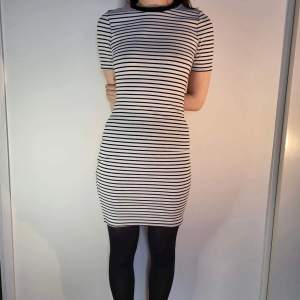 randig ribbstickad klänning i true Wednesday fashion från H&M i storlek 38. längden är ca 88 cm. möter ej upp, postar enbart 🌸