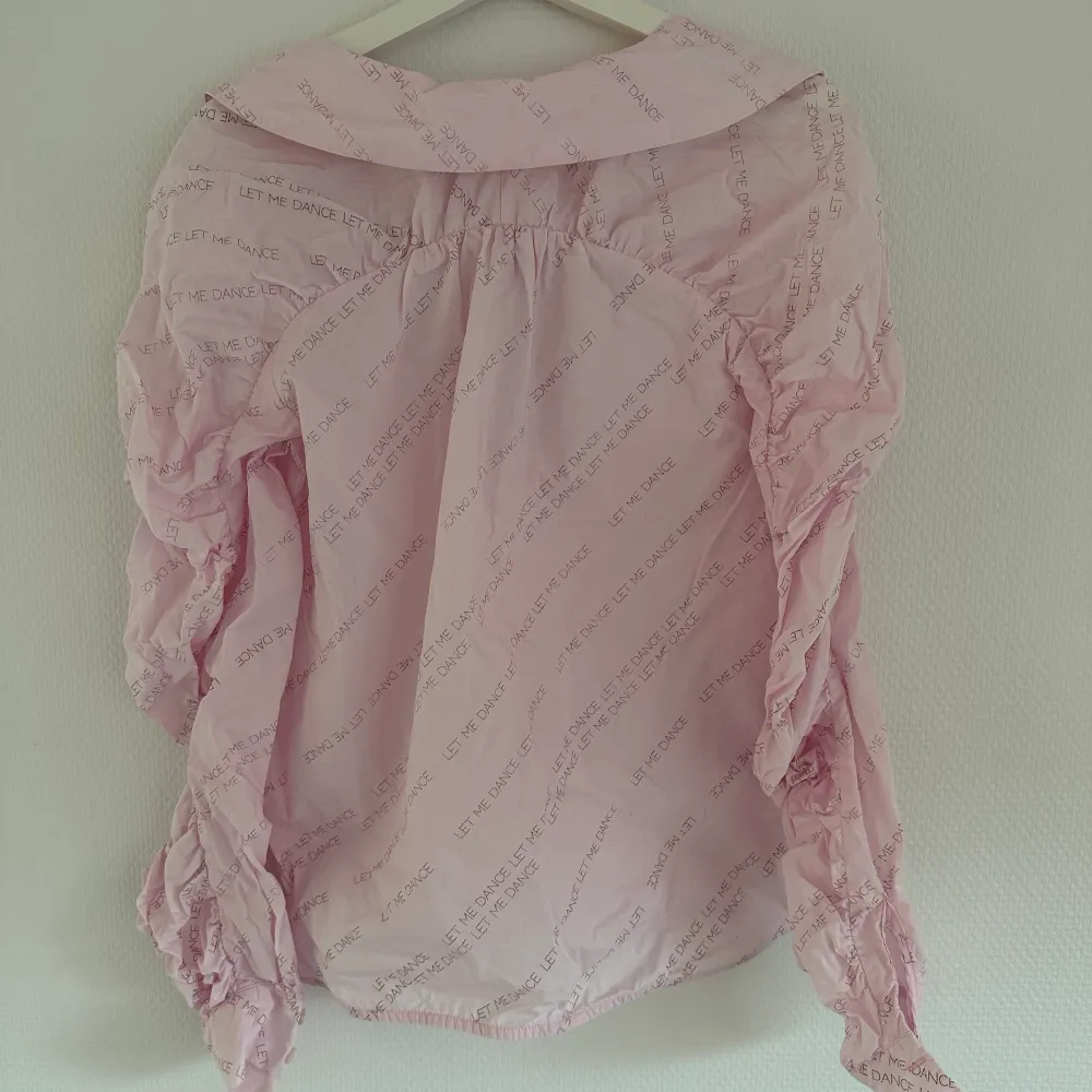 Rosa skjorta från Baum und pferdgarten, öppen i ryggen, 36. Skjortor.