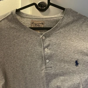 långärmad tröja - en polo ralph lauren tunn tröja i storlek XL, knappt använd. använd gärna "köp nu" eller skriv :)