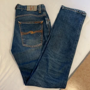 nudie jeans - mörkblåa jeans från nudie i modell grim tim. använda ett fåtal gånger. knapp gylf. använd gärna köp nu eller skriv :)