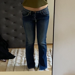 Jätte balla lågmidjade jeans - Säljer ett par favoriter! De är köpa second hand och sitter som en smäck på kroppen och ger än en snygg rumpa 😜 jag är 176 cm lång och passar perfekt! Jag har vanligtvis 38-40 i jeans. Vid många bud blir det budgivning 🥳❤️