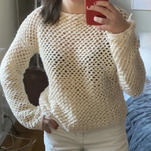 Virkad tröja - Tröja som jag vitalt själv. Ar ej använt mig utav några mått men skulel säga att den är i storlek S/M. 💕