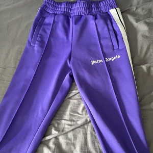 Palm Angels Byxor - Säljer dessa lila Palm Angels Trackpantsen i storlek small!  Skick 9/10 inga flaws! Tyvär inget og! Bud: 2200kr Bin: 2600kr Hör av dig vid fler frågor eller bilder!