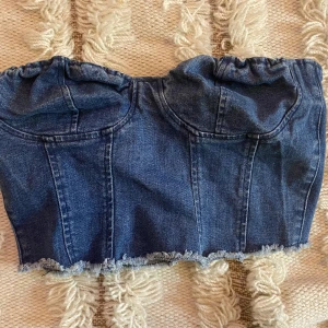 Jeans topp - Säljer en jätte fin jeans topp då den är för liten vid bysten. Jätte bra kvalite och helt oanvänd.