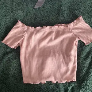 En rosa fin tröja som aldrig är andvänd för att de var för liten! Org pris 50kr