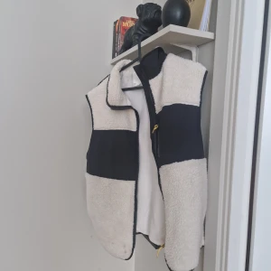 Mysig väst - En skönt outfoorväst från HM. Finns en lite fläck, där av priset. Men den ska säkert gå och ta bort