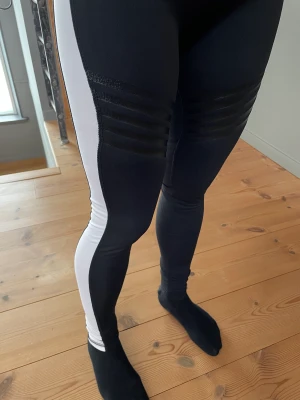 Träningsthigts i storlek S - Fina träningstights i storlek S från Gina Tricot. Nyskick. Säljer för 50kr. Säljer pga. lite för tajta för mig.