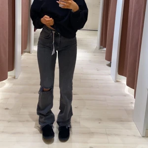 GRÅ BOOTCUT JEANS - Säljer mina gråa bootcut jeans ifrån gina som är slutsålda på hemsidan🤍Jeansen är långa och har slitningar längst ner vid foten. Tyvärr kommer de inte till användning eftersom dom sitter för tight runt rumpan på mig! Dom är använda 3 gånger💞nypris 499