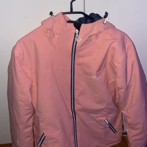 Jacka - Säljer jacka från tweentyoneseven som aldrig kommit till användning. Endast testad. 