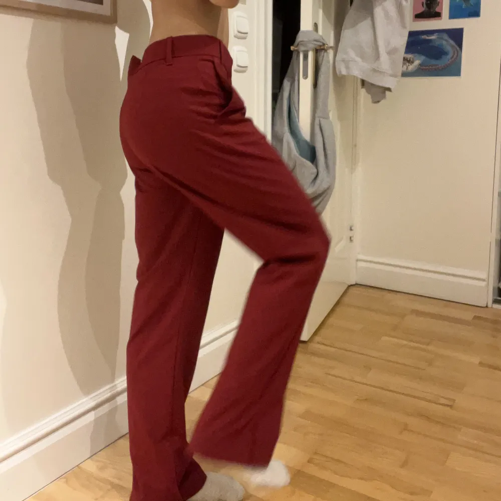 Kostymbyxor från Zara i nyskick! Storlek XS midwaist modell! De är blodröda/vinröda i färgen & är insydda i midjan 🤩Säljer för 100kr + frakt! Skicka ett meddelande vid frågor! Midjemått: 31cm Innerbenslängd: 74cm. Farkut & Housut.