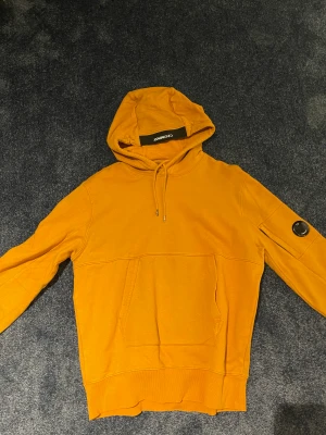 CP Company Hoodie - Storlek XL men jag har normalt storlek M och den passar bra på mig Skick 9/10
