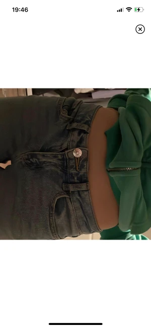 Flared Low jeans  - Säljer mina lågmidjade flare jeans från h&m som är efterbetraktade 200kr + 69kr frakt postar dagen  efter eller samma dag kan tänka mig byta emot stolek 36